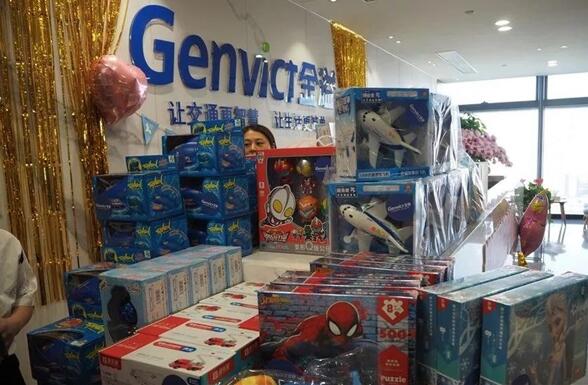 琳琅满目的奖品，蜘蛛、飞机、卡车满满当当