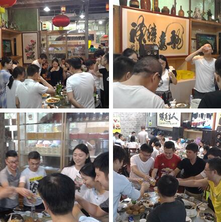 酒席间，大家开怀畅饮