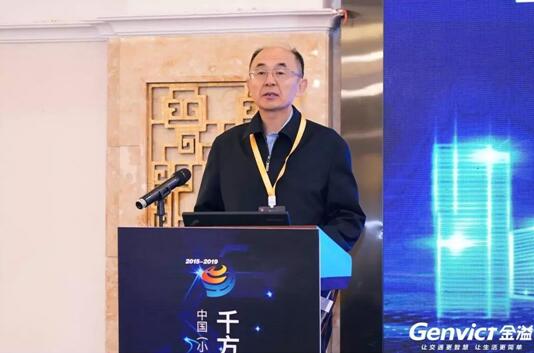 图为大赛总裁判长、交通运输部总工程师周伟主持比赛