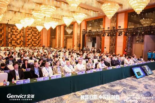 智慧公路主题主题赛现场，专家评委正在观看项目路演