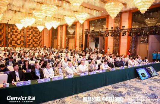 智慧公路主题主题赛现场，专家评委正在观看项目路演