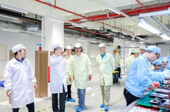 杨成董事长亲自带领来宾参观新工厂