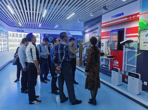 上海宝山区区委常委、副区长苏平一行 莅临伟龙科技参观指导