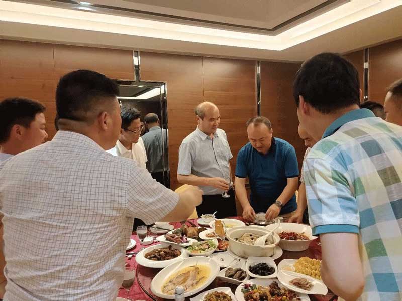 把酒言歡，互贈美好祝福