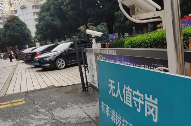 行人可通過(guò)店鋪過(guò)道出入小區(qū)