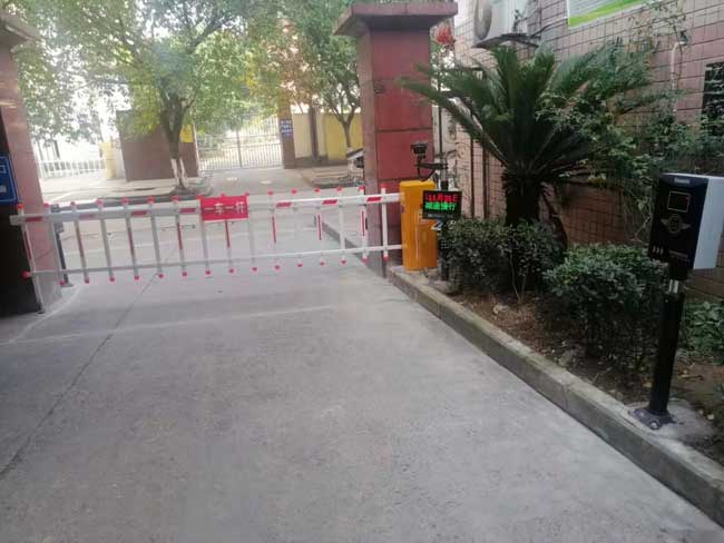 四川隆昌市東方花園車牌識別案例 - 中出網(wǎng)-智能出入口門戶