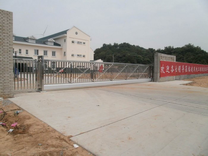 江西省水電工程局老爺廟風(fēng)電場智能無軌懸浮門工程案例 - 中出網(wǎng)-智能出入口門戶