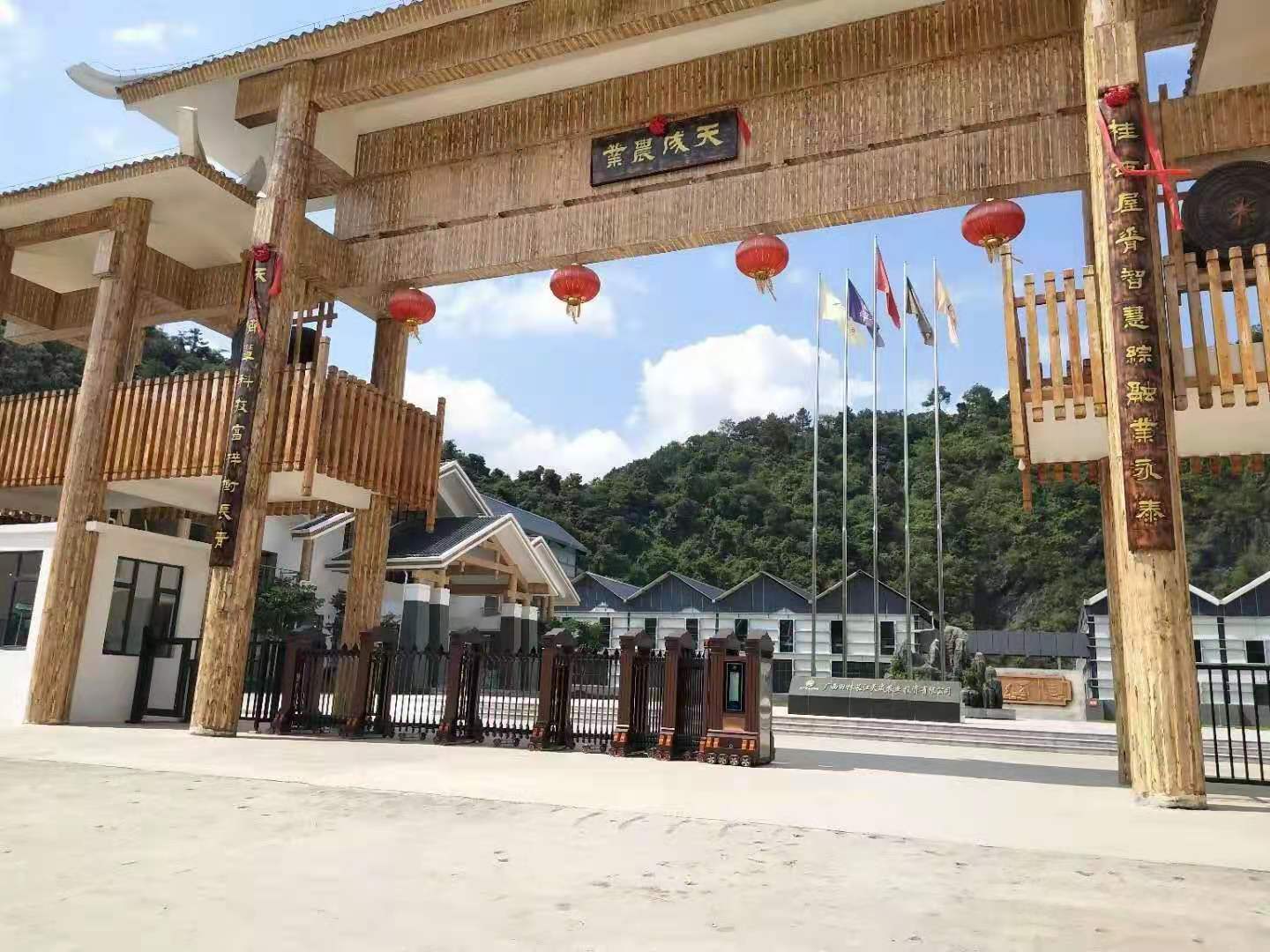 金碧輝煌工程案例 - 中出網(wǎng)-智能出入口門戶