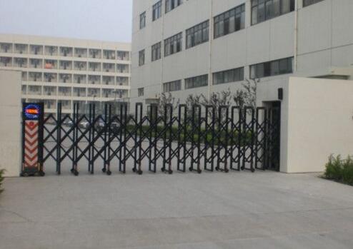 唐山市财经学校大门口的电动伸缩门由唐山出安智能提供