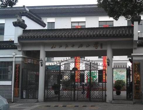 中山出安智能为松江区中山小学添上铁艺大门