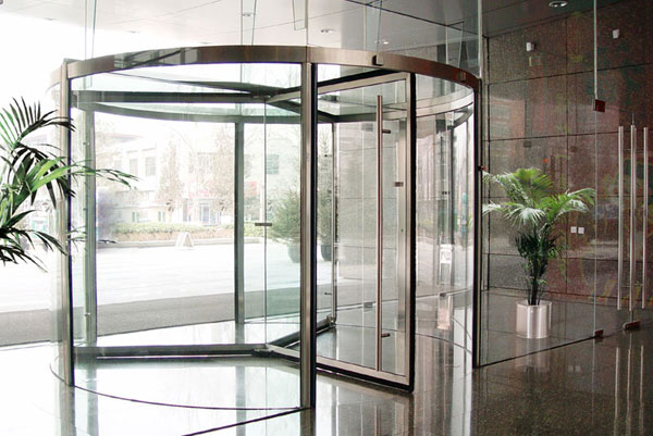 焦作出安智能旋转门安装在华融国际大厦