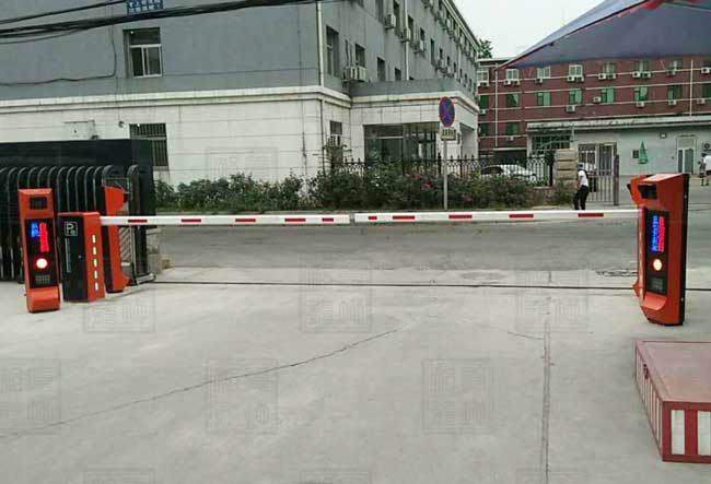 北京飛機動力能源公司車牌識別道閘案例 - 中出網(wǎng)-智能出入口門戶