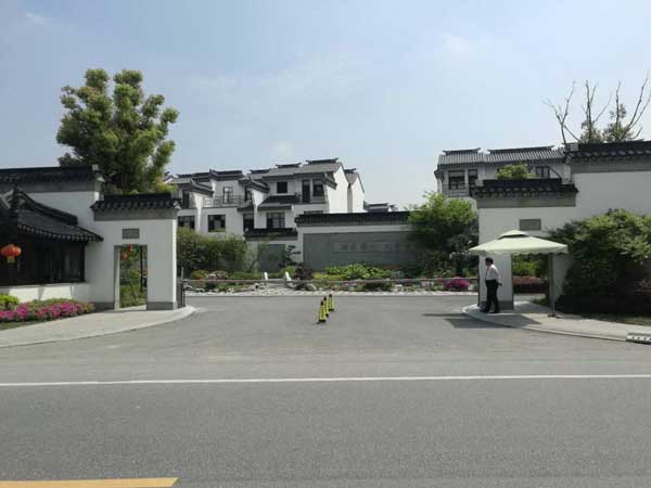 江蘇九里蘭亭道閘案例 - 中出網(wǎng)-智能出入口門戶